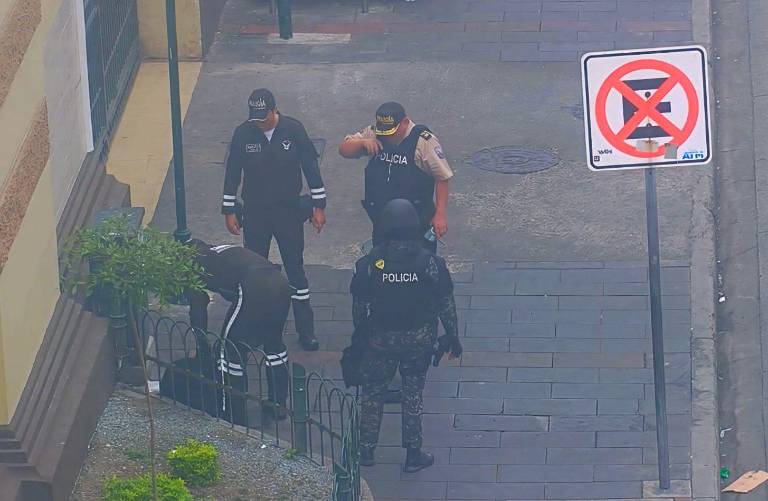 $!Una mochila fue abandonada en la entrada del Mercado Central en Guayaquil.