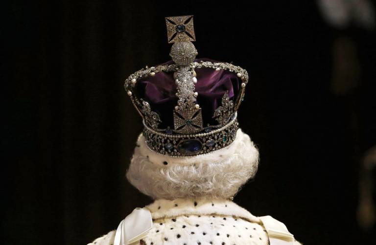 $!Foto realizada el 27 de mayo del 2015, donde la reina Elizabeth II, con la corona del estado imperial, avanza a través de la Galería Real mientras asiste a la Apertura Estatal del Parlamento en la Cámara de los Lores en el Palacio de Westminster en Londres.(Photo by Suzanne PLUNKETT / POOL / AFP)