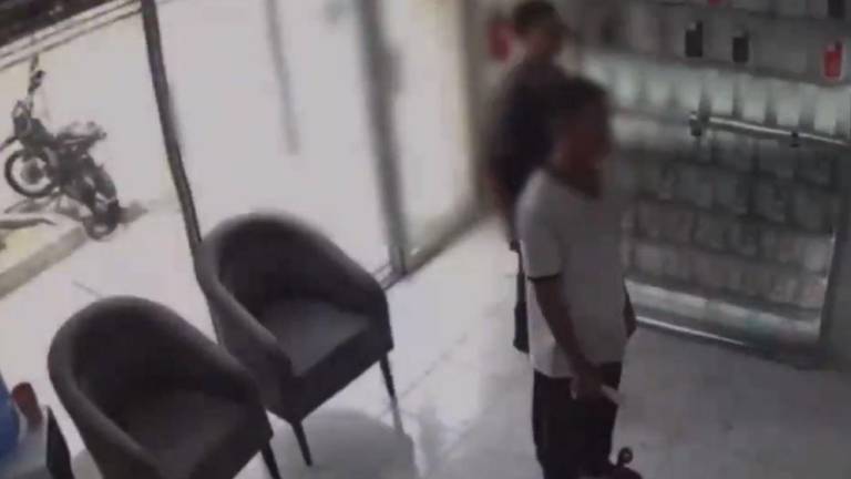VIDEO | Policía sorprende y detiene a adolescentes que cometían una extorsión al interior de un local en Urdesa