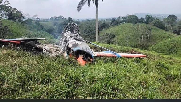 Los restos de la avioneta en que el piloto Juan Carlos Mejía se accidentó.