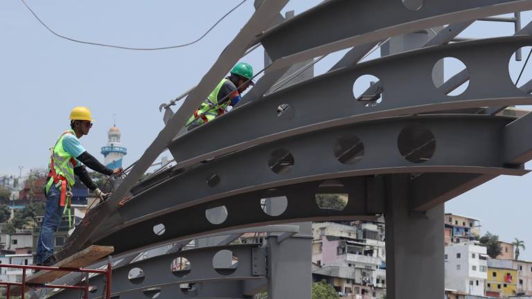 Obreros trabajando en las instalaciones del MAAC en Guayaquil.