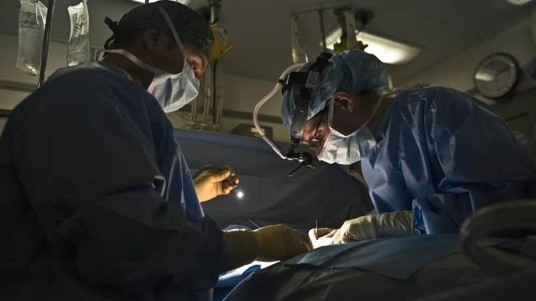 Cada vez más personas se unen a la nueva moda de romper sus piernas para crecer un poco más