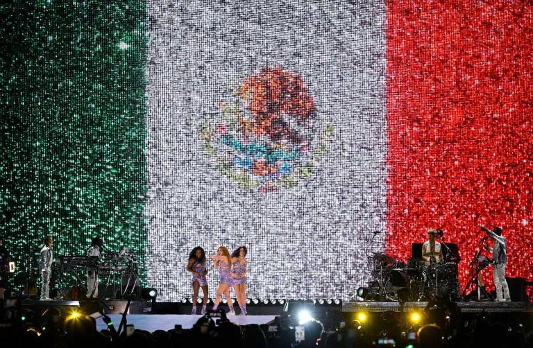 $!Sus fans corearon la canción para apoyarla en pleno escenario.