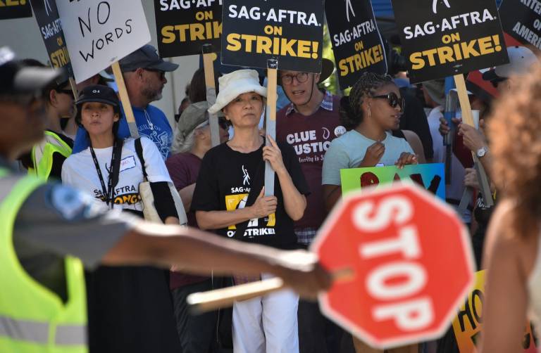 $!Miembros del Screen Actors Guild (SAG-AFTRA) caminan en el piquete frente a Sony Pictures Entertainment Studios en Culver City, California, el 29 de agosto de 2023.