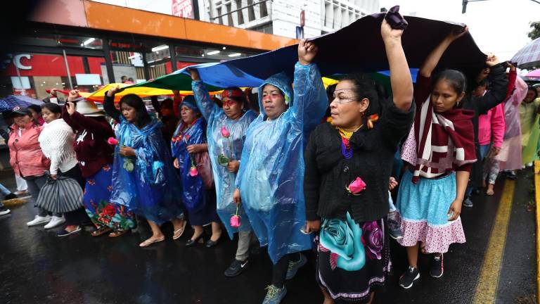 Marchas por el Día de la Mujer en Quito y Cuenca se desarrollan sin presencia policial