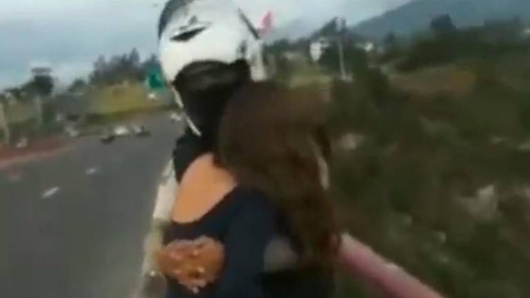 Héroe Policía: sargento disuade a mujer de saltar de un puente en Quito