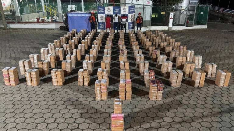 Detienen a ecuatoriano en un semisumergible que transportaba más de 2 toneladas de cocaína en el Pacífico colombiano