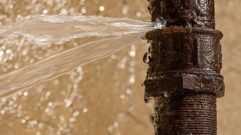 Evite el desperdicio de agua por malas instalaciones