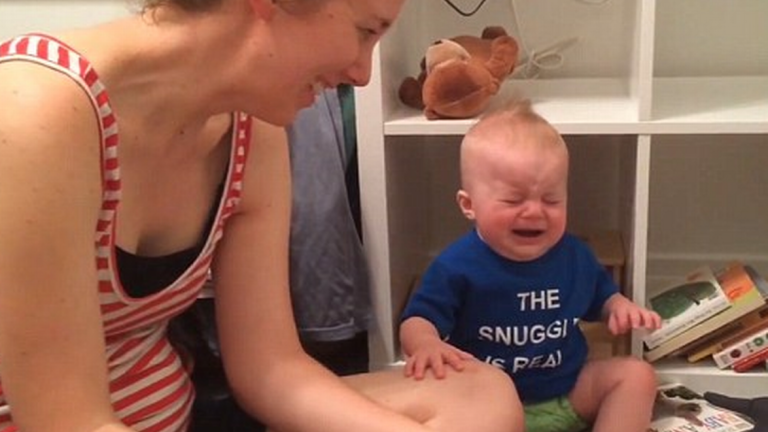 Un bebé llora cada vez que terminan de leerle un cuento