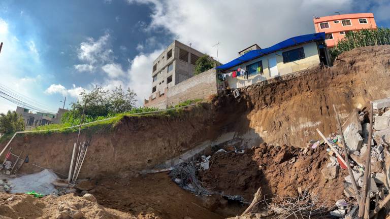 Colapso de un muro de contención en La Bota, norte de Quito, deja cuatro fallecidos