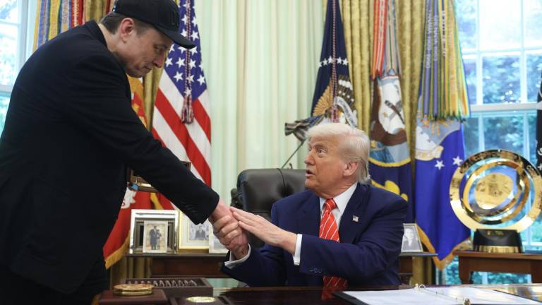 Fotografía de archivo fechada el 30 de Mayo de 2025 del presidente de Estados Unidos, Donald Trump (d) y Elon Musk, dándose la mano durante una conferencia de prensa en la Oficina Oval de la Casa Blanca.