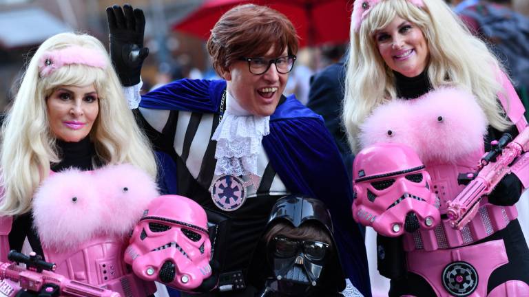 Cosplayers vestidos de Austin Powers y fembots de Star Wars posan durante el Comic-Con International de San Diego. Al parecer este año las grandes celebridades del espectáculo faltaran a la cita debido a la huelga de Hollywood.