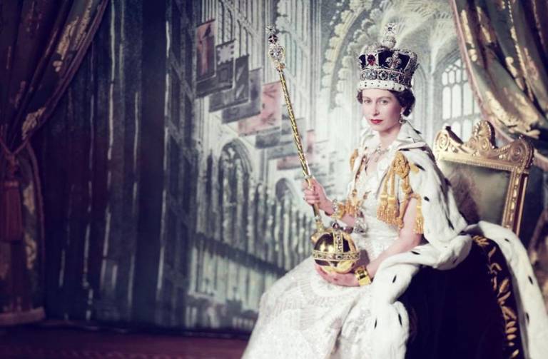 $!Fue en 1952, cuando Isabel recibió dos noticias que cambiarían su vida para siempre: la muerte de su padre, el rey Jorge VI, y la que la obligó a asumir que a partir de ese momento sería la nueva reina del Reino Unido.