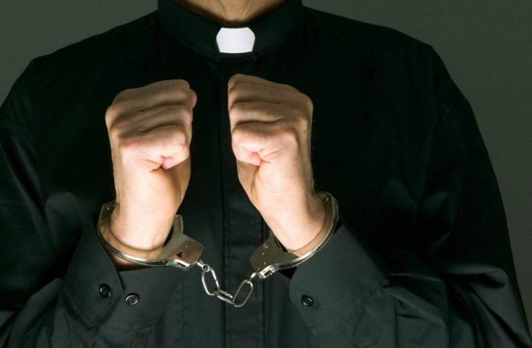 $!Sacerdote es condenado a 10 años por abuso sexual a menor en Bolivia