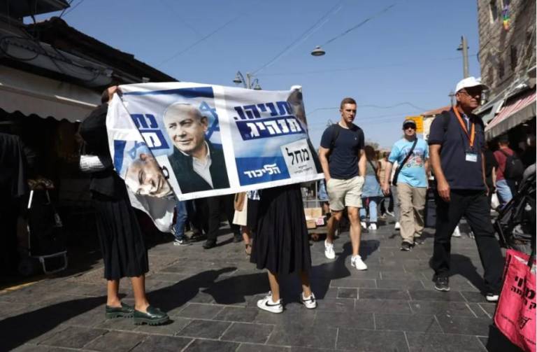 $!Seguidores del exprimer ministro israelí y líder del partido Likud, Benjamin Netanyahu, en el mercado Mahane Yehuda en Jerusalén.