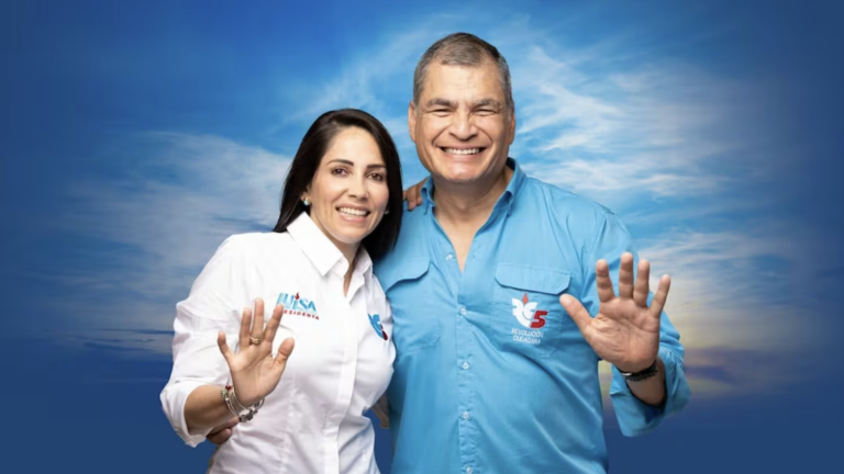 Luisa González y el expresidente Rafael Correa haciendo propaganda en la campaña presidencial.