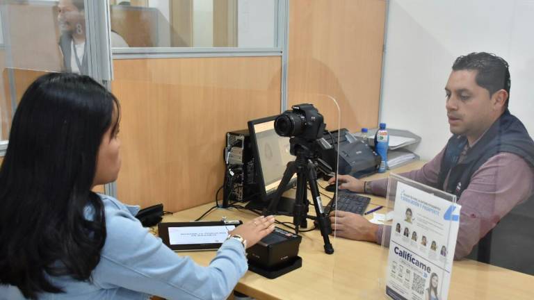 Ciudadana en medio del proceso de obtención de la cédula de identidad.