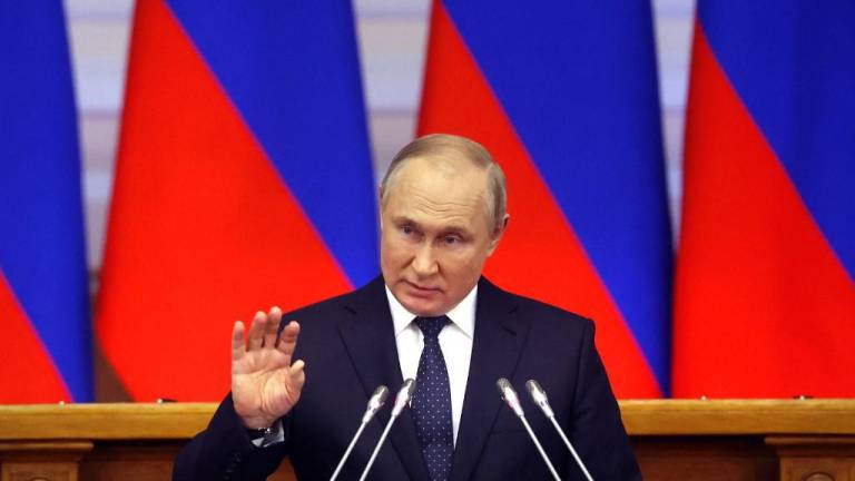 Alerta por la salud de Putin: aparece temblando en un video y podría entregar el poder