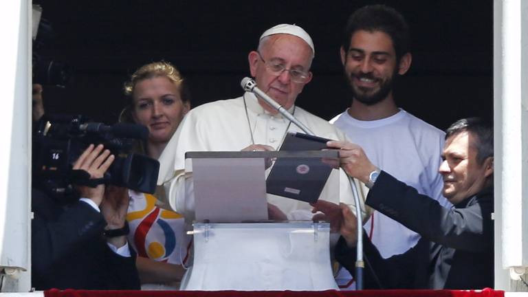 El papa se inscribe ante fieles para JMJ de Cracovia en 2016