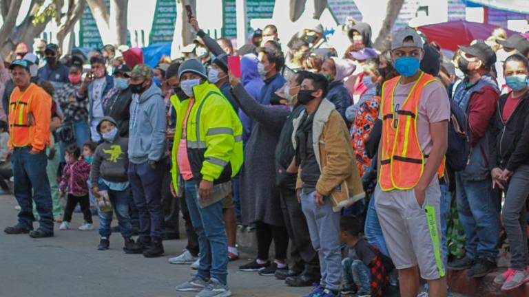 Agentes de EE.UU. detienen a 5.000 inmigrantes al día, entre ellos ecuatorianos, en la frontera con México