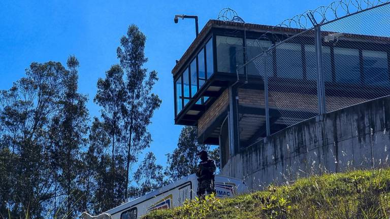 44 guías penitenciarios y policías retenidos en la cárcel de Turi fueron liberados, informó la Gobernadora de Azuay