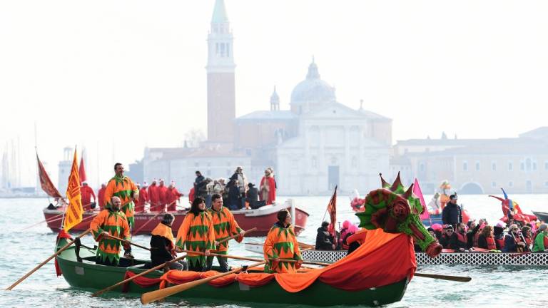Venecia se viste de carnaval para olvidar sus inundaciones