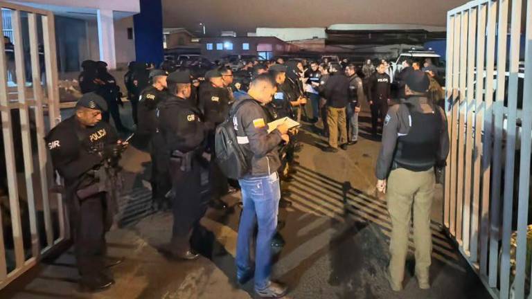 Fiscalía allana viviendas y oficinas de exfuncionarios del Municipio de Cuenca por presunto peculado