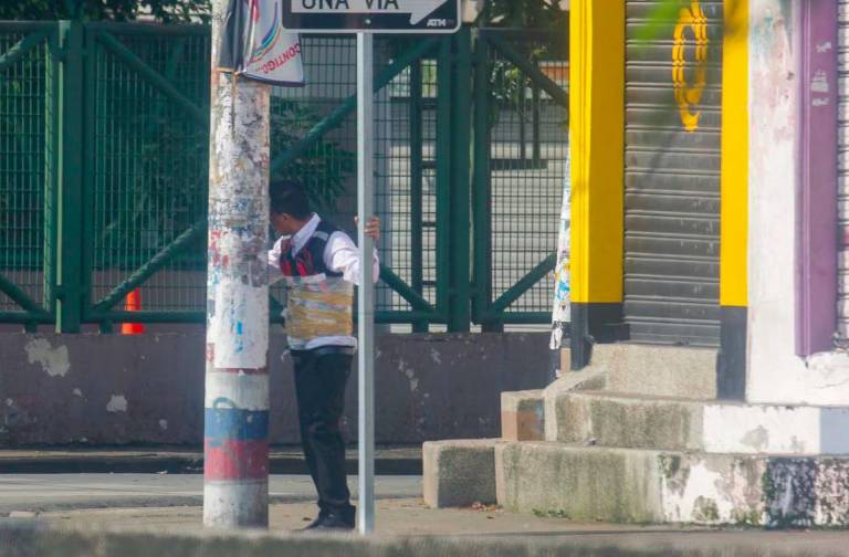$!Un trabajador de una tienda del sur de Guayaquil fue víctima de vacunadores que ataron a su cuerpo varios explosivos. Ocurrió el 30 de marzo del 2023.