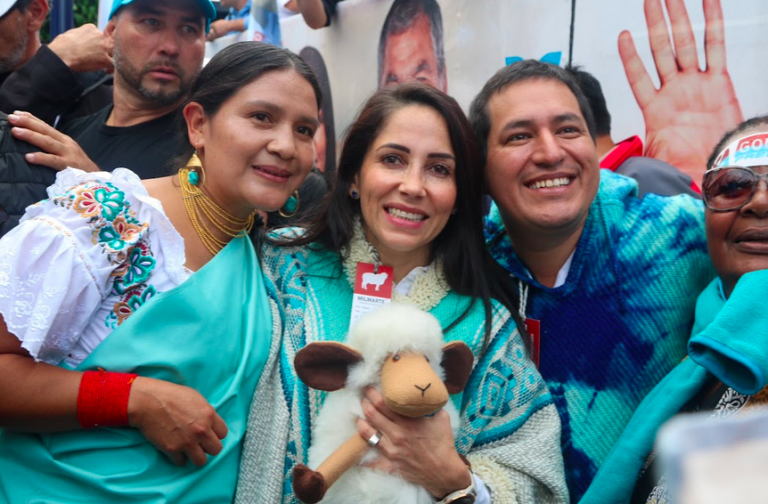 $!Luisa González junto a su candidato a la Vicepresidencia, Andrés Araúz, durante la campaña de elecciones anticipadas en Ecuador.