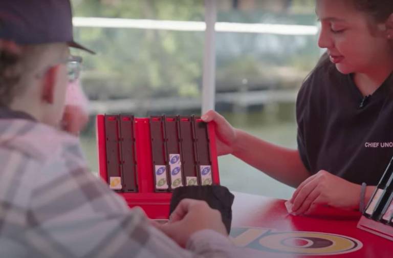 $!Litzy en medio de una partida con otro joven.