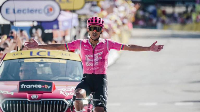 Richard Carapaz celebrando la victoria en la etapa 18 del Tour de Francia 2026.