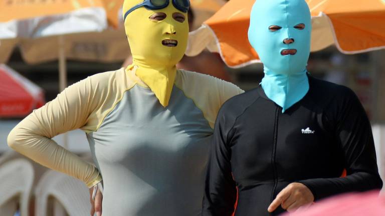 El "facekini", la tendencia playera de moda en China