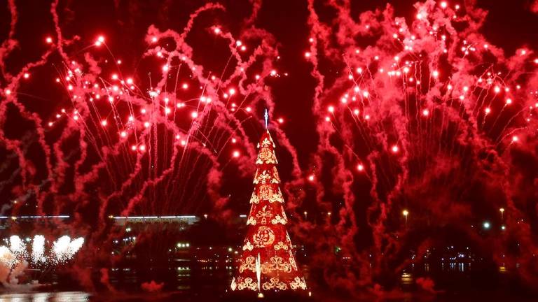 El árbol de Navidad flotante vuelve a iluminar Río de Janeiro