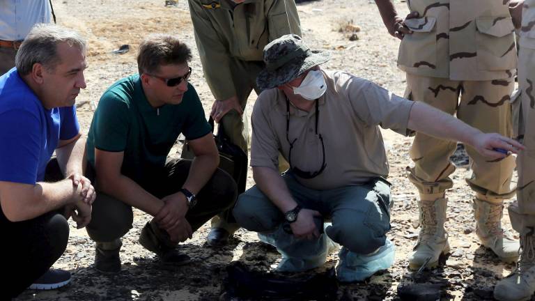 Expertos inspeccionan los fragmentos del avión ruso