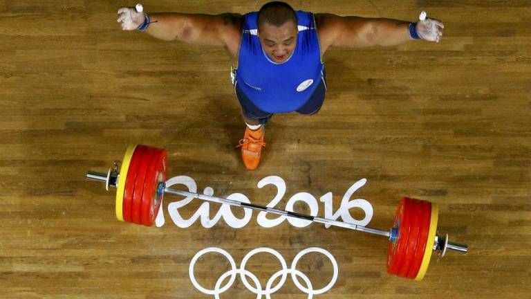 Pesista Fernando Salas supera marca de 400 kg.