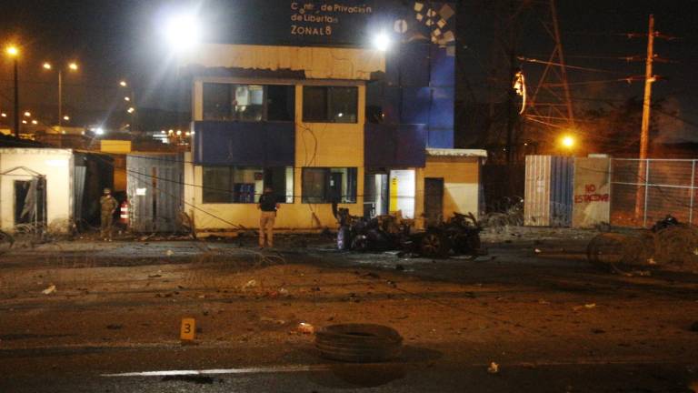 Un automóvil explota frente a la Cárcel Regional de Guayaquil