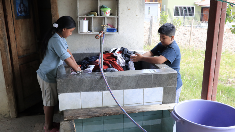 La escasez de agua obliga a que en los hogares se almacenen agua para realizar sus actividades diarias.