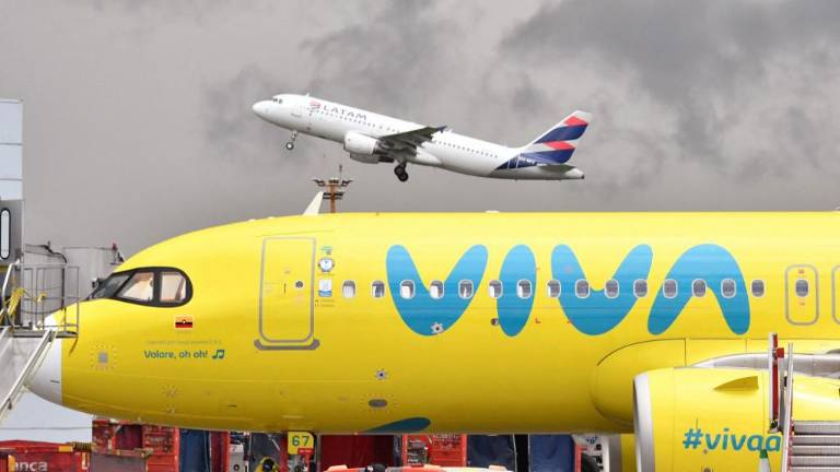 VIDEO: caos en aeropuertos de Colombia tras cese de operaciones de aerolínea Viva Air y cancelación de vuelos