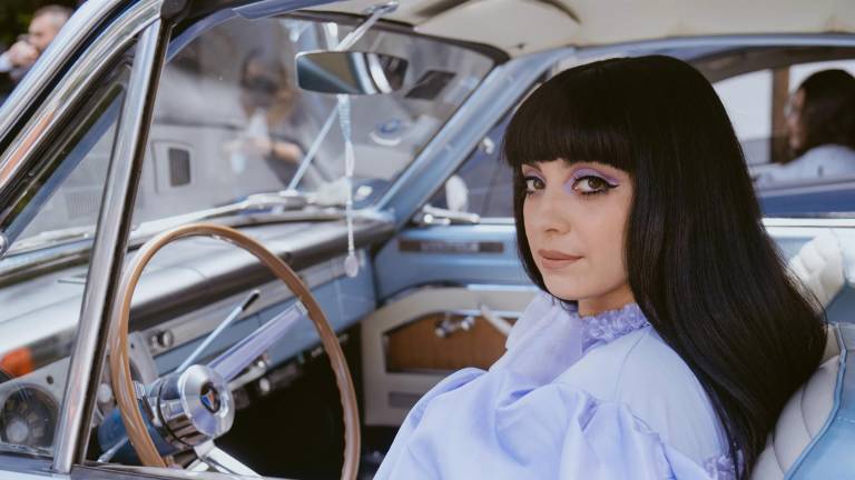 Mon Laferte explora su embarazo a través de la música con Algo es mejor