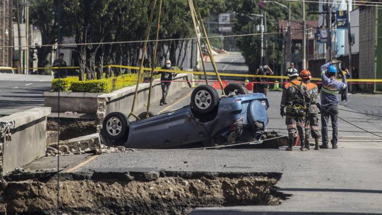 Las tres personas heridas cayeron en este vehículo a un abismo de alrededor de 15 metros, debido a la desaparición parcial de la calle en Guatemala.