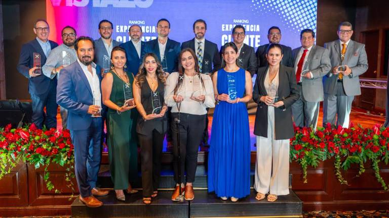 Representantes de las marcas que fueron premiadas por mejor experiencia del cliente en Ecuador.