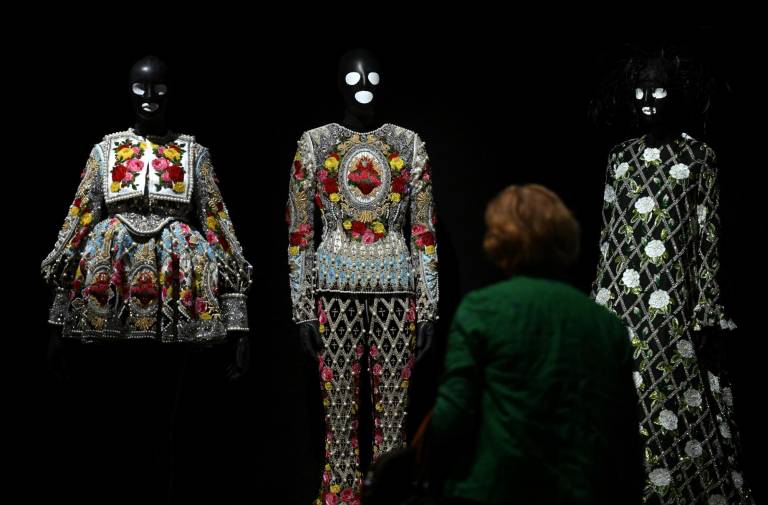 $!Un visitante mira creaciones de moda inspiradas en la fallecida artista mexicana Frida Kahlo, durante una vista previa de la exposición Frida Kahlo, más allá de las apariencias. (Photo by Emmanuel DUNAND / AFP)