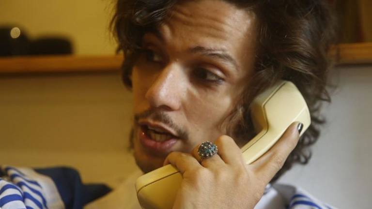 La poesía erótica por teléfono para intensificar emociones en tiempos de confinamiento