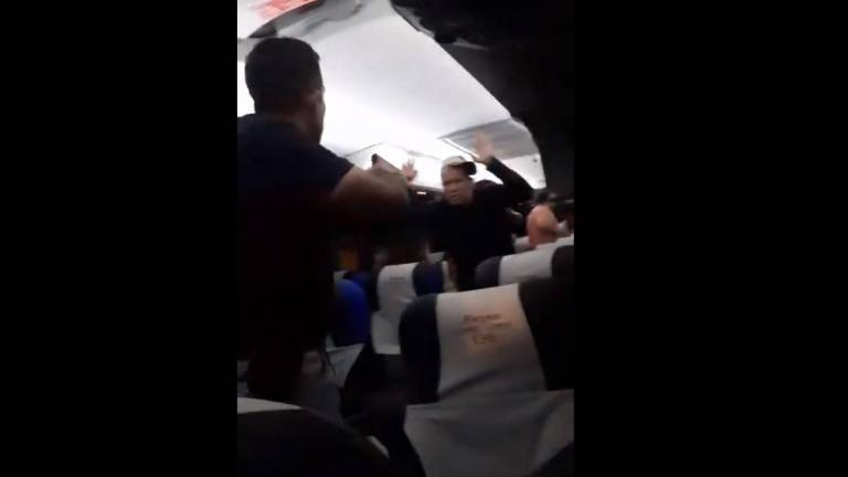 VIDEO: Así la Policía logró frustrar el asalto de una banda contra los pasajeros de un bus en Manabí