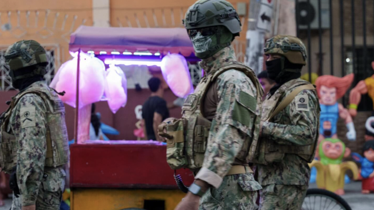 Fuerte operativo militar en la calle 6 de Marzo, tras ola de asaltos en el corredor de monigotes de Guayaquil