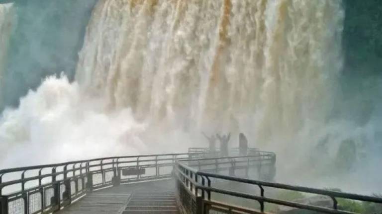 Hombre cayó en las Cataratas del Iguazú por tomarse una fotografía