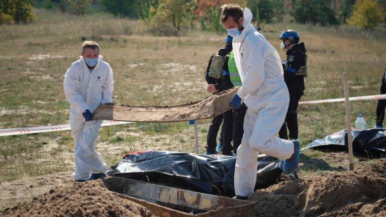 Hallan 180 cadáveres en una fosa común en ciudad ucraniana tras ser liberada de rusos