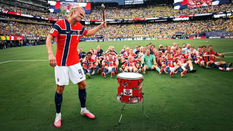 Erling Haaland celebrando con su equipo tras la clasificación a cuartos de final de Mundial 2026.