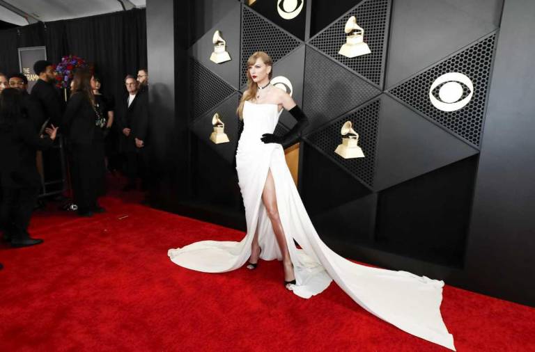 $!La cantante estadounidense Taylor Swift a su llegada a la 66ª ceremonia anual de los premios Grammy en el Crypto.com Arena de Los Ángeles.