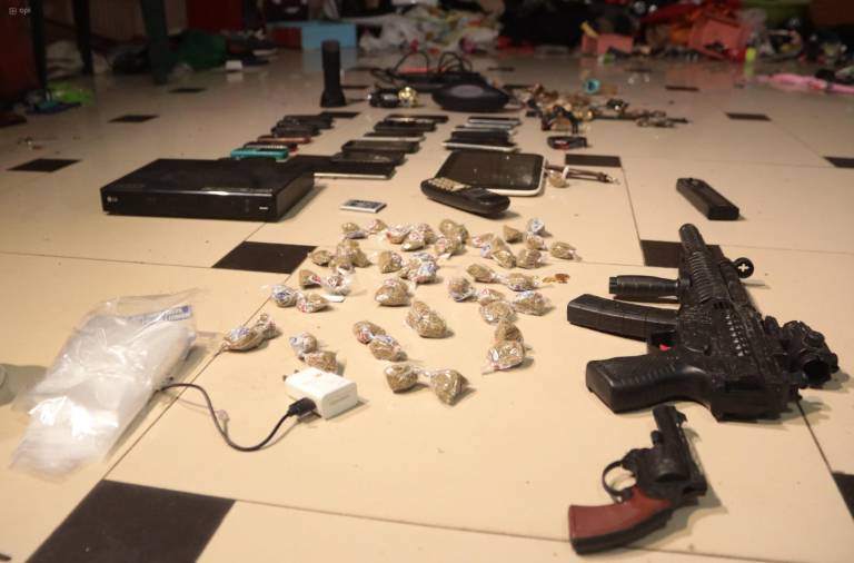 $!Fotografía tomada durante un operativo realizado por el distrito Portete, en Guayaquil. Se realizaron incursiones en domicilios que servían de centros de acopio de sustancias ilícitas.